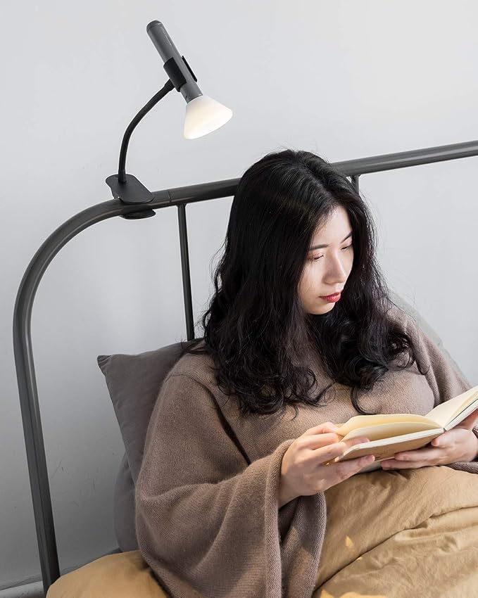 Allocacoc مصباح يدوي ألوكوك، ضوء قراءة مشبك، مصباح مكتبي مشبك، ضوء ليلي LED قابل للتعتيم، شحن USB C محمول مرن قابل للتعديل موفر للطاقة لغرفة النوم متين معدني أسود - Image 2